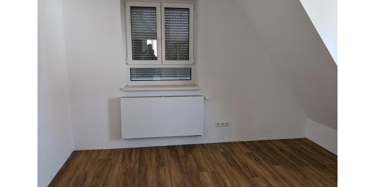 Dachgeschoßwohnung Trossingen - 4.5 Zimmer, 111 m&sup2;, 333&euro; | Angebot:25329957