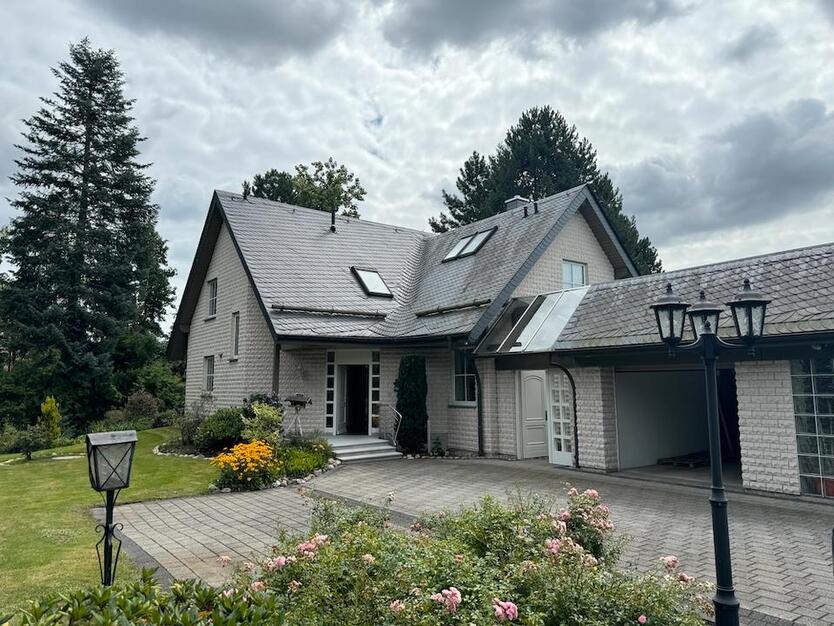 Freistehendes Architektenhaus mit traumhaftem Grundstück + Pool in der Nähe des Herzzentrums