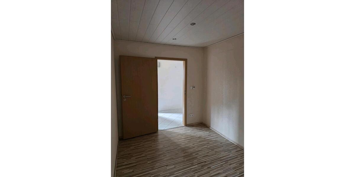 Erdgeschoßwohnung Neunkirchen - 4 Zimmer, 153 m&sup2;, 900&euro; | Angebot:25379472