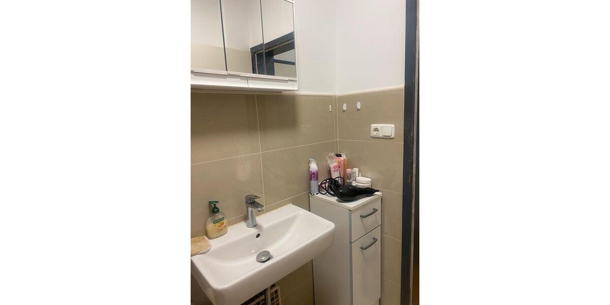 1 zimmer in 4er wg frei zentrale lage ab Februar. 4 zimmer