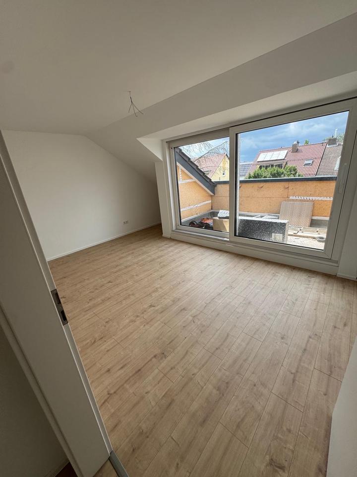 Moderne 3,5 Zimmer Dachgeschoßwohnung sofort bezugsfrei !!