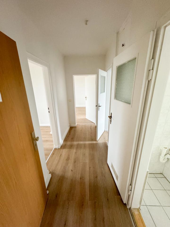 Frisch renovierte 3-Raum-Wohnung mit Balkon im Lustgarten, Elbe-Parey