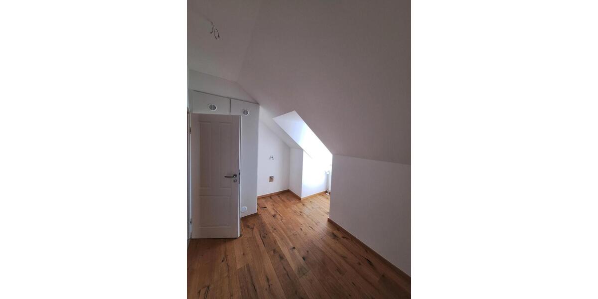 Dachgeschoßwohnung Straubing - 2.5 Zimmer, 66 m&sup2;, 950&euro; | Angebot:25901723