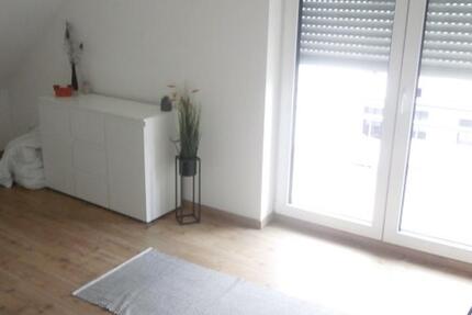 2 Zimmer Dachgeschoss Wohnung in DHH möbliert **Bitte lesen!!`**