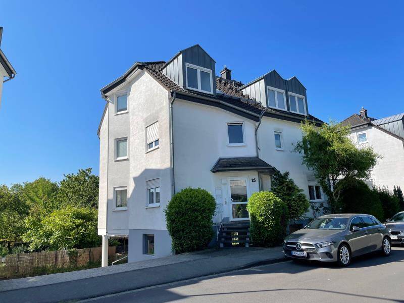 Helle Dachgeschoßwohnung mit Balkon und Garage direkt am Rhein