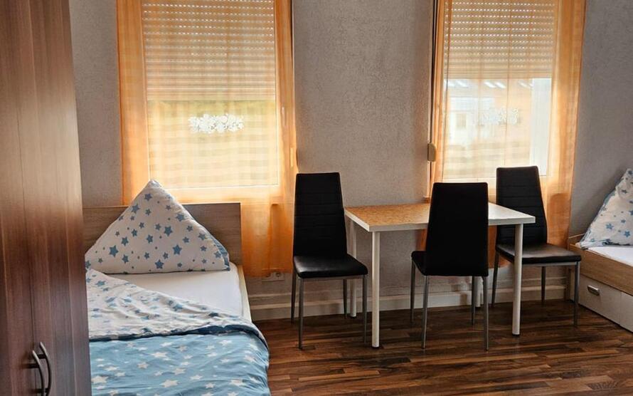 WG Zimmer mit Internet, TV, Gästeküche, EtagenduscheWc und Waschmaschine zimmer