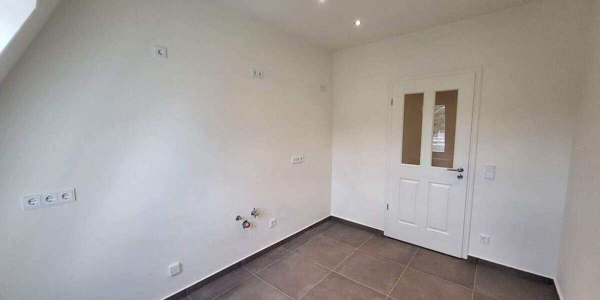 Hochwertige Sanierung im Zweitbezug - 4-Raum-Wohnung - Tageslichtbad, Gäste-WC, Parkett, Stellplatz 4 zimmer