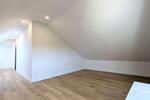Frisch renoviert! Schönes WG-Zimmer in DG-Wohnung für junges Wohnen nahe Oldenburg Wildenloh