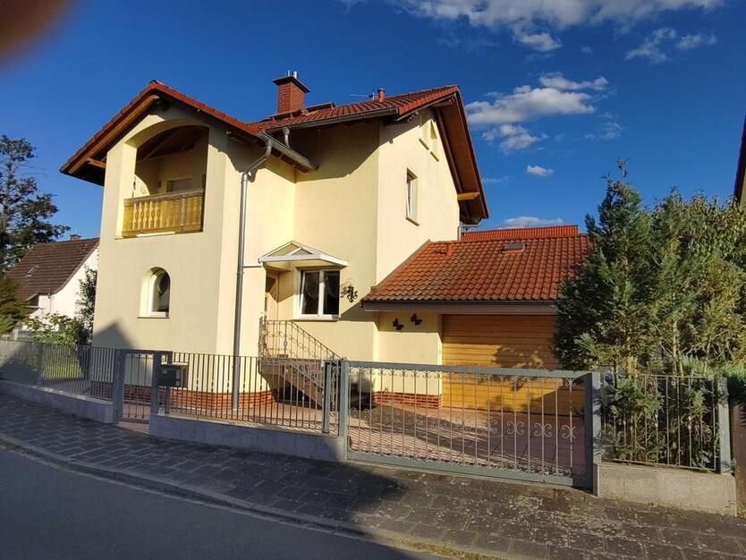 Freundliches Einfamilienhaus mit Garten, Terrasse & Garage