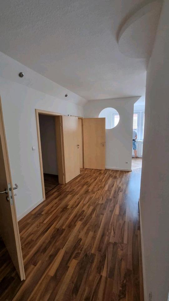 2 Zimmer Wohnung Terrasse und Stellplatz zimmer
