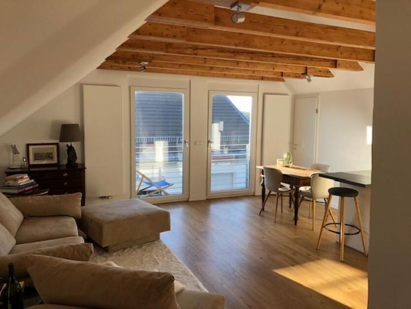 Moderne 2,5-Zi-DG-Wohnung mit gehobener Ausstattung mit EBK und T