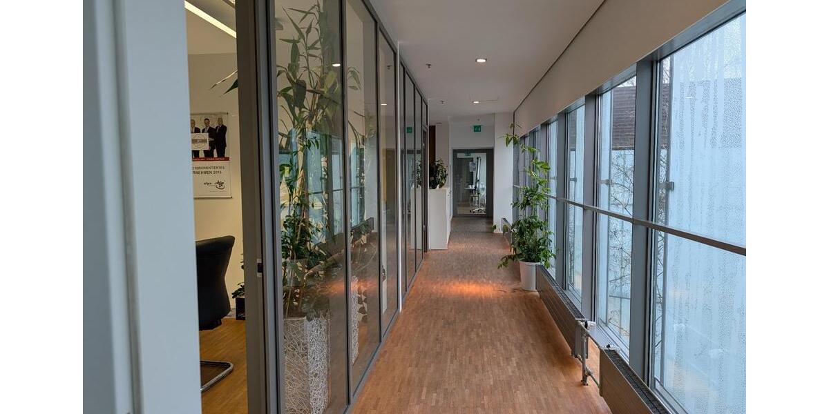 AUSSERGEWÖHNLICHE BÜROFLÄCHE AUF DEM MESSEGELÄNDE LAATZEN – ARCHITEKTUR MIT CHARAKTER UND GRÜNEM HERZ zimmer