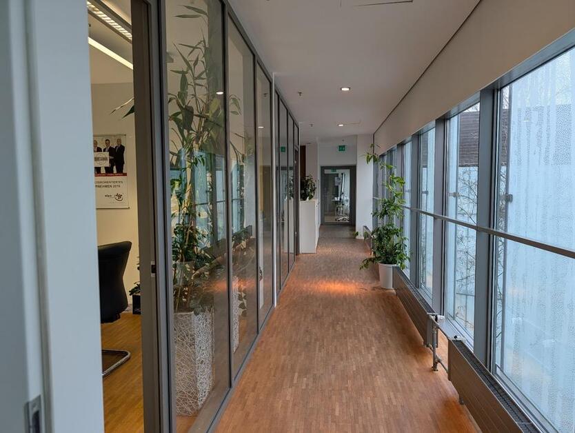 AUSSERGEWÖHNLICHE BÜROFLÄCHE AUF DEM MESSEGELÄNDE LAATZEN – ARCHITEKTUR MIT CHARAKTER UND GRÜNEM HERZ zimmer