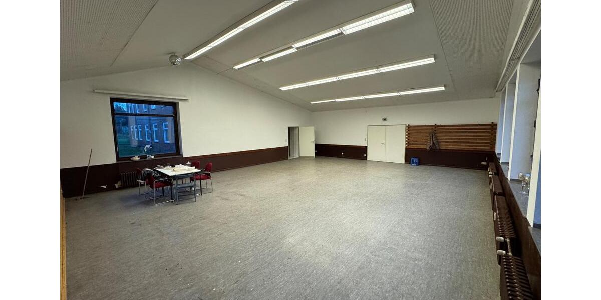 Vielseitig nutzbarer beheizbarer Raum ca. 110 qm in Northeim zimmer