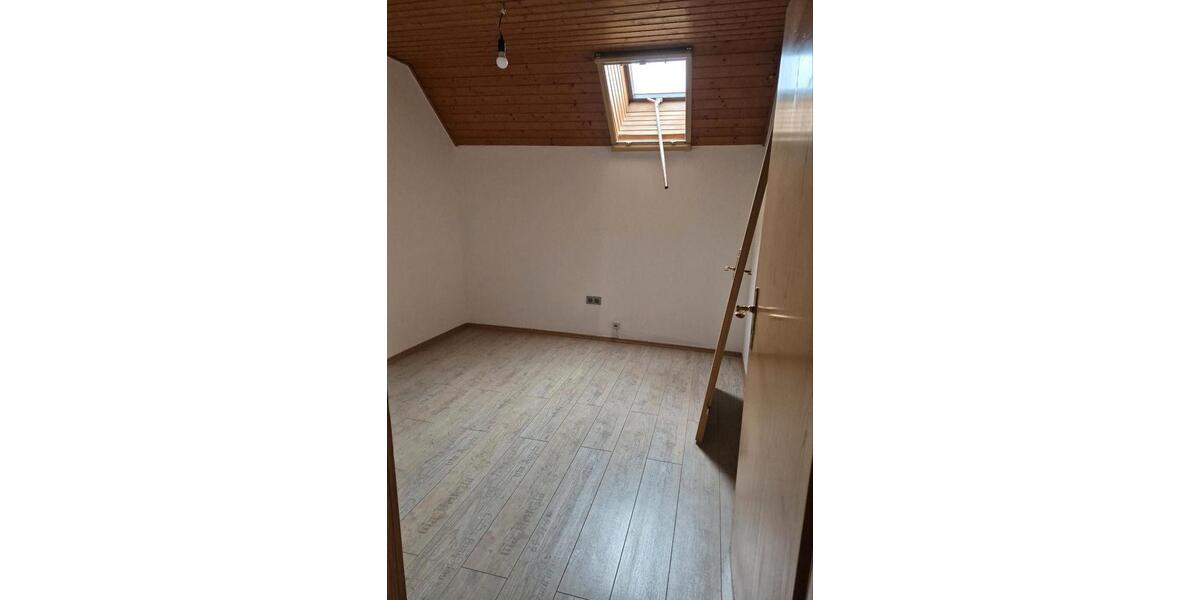 Dachgeschoßwohnung Schmidgaden - 4 Zimmer, 120 m&sup2;, 1.100&euro; | Angebot:26200829