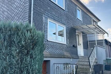 Einfamilienhaus mit 2 Garagen und großem Garten in Struthütten 6 zimmer