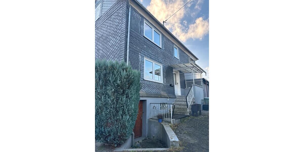 Einfamilienhaus mit 2 Garagen und großem Garten in Struthütten 6 zimmer