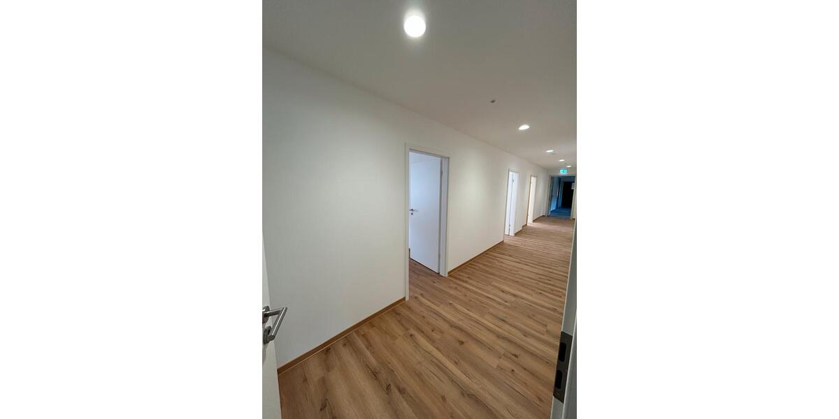 Helle & vielseitige Gewerbefläche im 2. OG zu vermieten zimmer