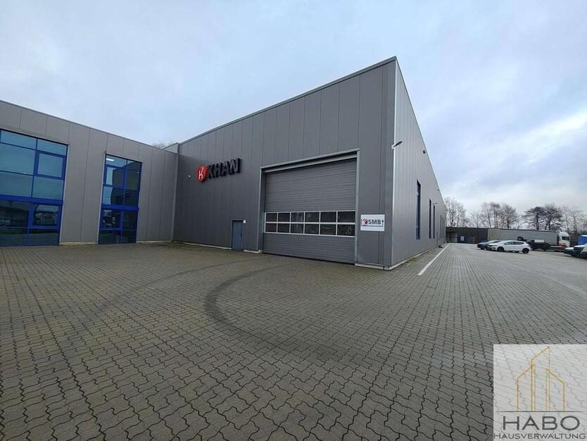 Große Lagerhalle im Gewerbegebiet Ahaus