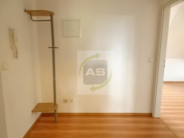 Dachgeschoßwohnung Zwickau Zwickau-West - 2 Zimmer, 49 m&sup2;, 330&euro; | Angebot:26440937