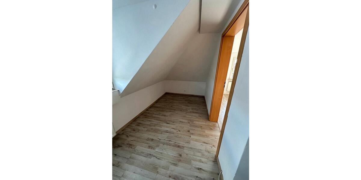 Dachgeschoßwohnung Hecklingen - 4 Zimmer, 62 m&sup2;, 350&euro; | Angebot:24878569