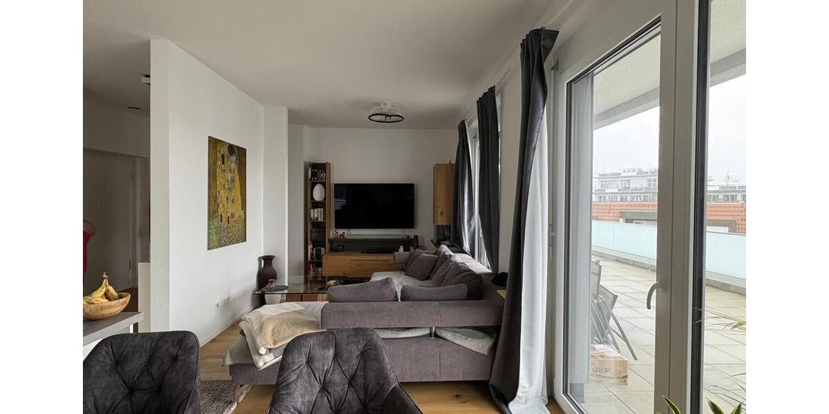 Top gelegene Penthouse-Wohnung mit Balkon und Einbauküche 3 zimmer