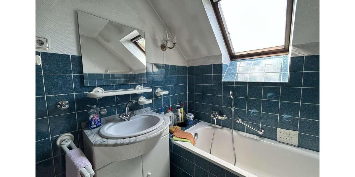 Schöne Dachgeschosswohnung in Stadtnähe 2 zimmer