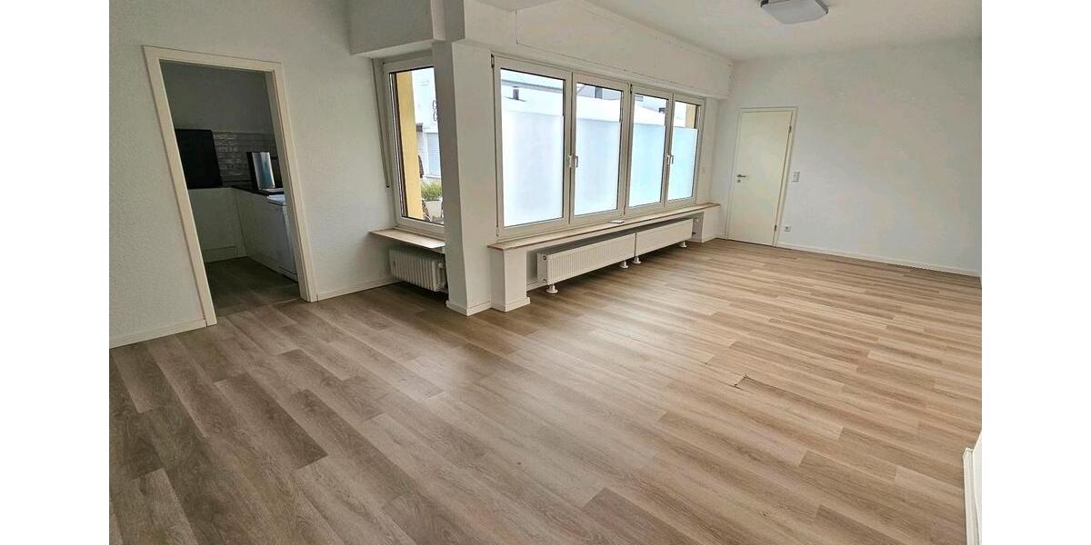 Büro-Praxisräume im Erdgeschoss, Zweiparteienhaus, Leichlingen zimmer