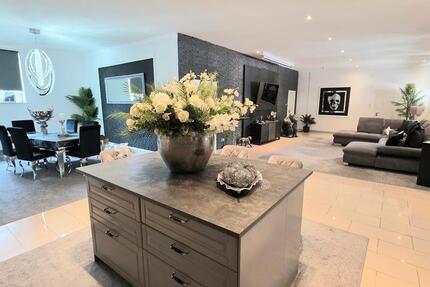 IK| Möblierte Designerwohnung mit einem Schlafzimmer und Ankleide – sofort bezugsfertig 3 zimmer