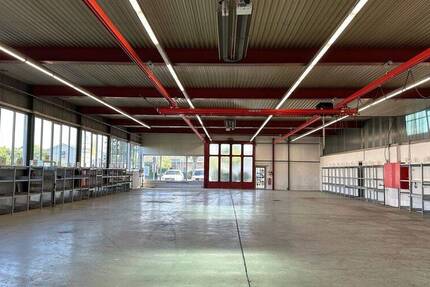 Gewerbe-Produktionshallen mit Bürotrakt in sehr attraktiver Geschäftslage zimmer