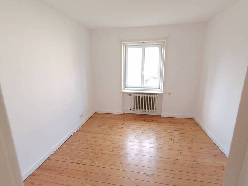 Nähe Stadtpark: Ruhige 4-Zimmer-Wohnung mit Süd-West-Loggia in 23568 Lübeck-St.Gertrud, Lutherstr.