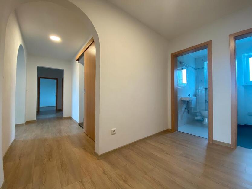Sehr schöne, große 4-Zimmer-Wohnung mit Balkon in Irchenrieth zu vermieten!