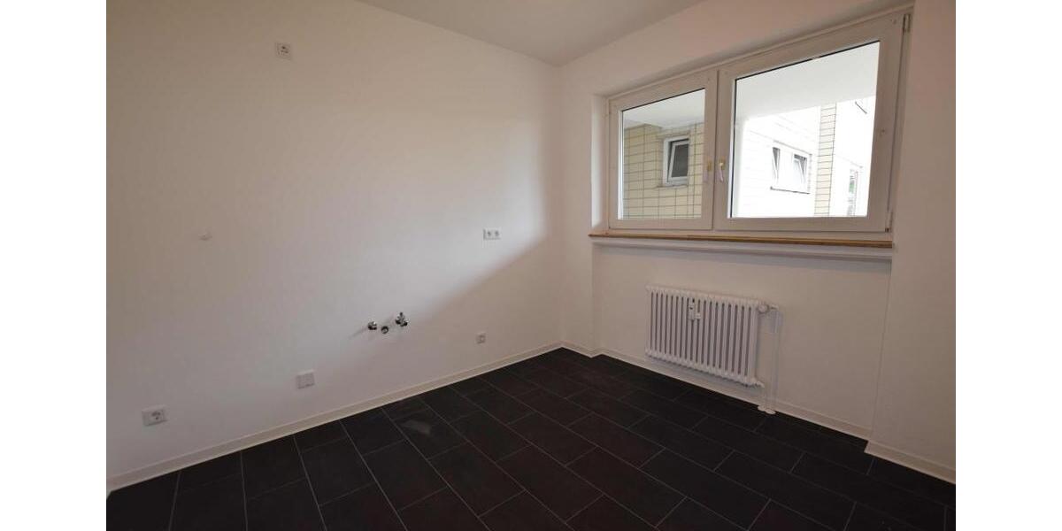 ! Zum Einzug bereit! Renovierte 3-Raumwohnung mit Wanne und Balkon ! 3 zimmer