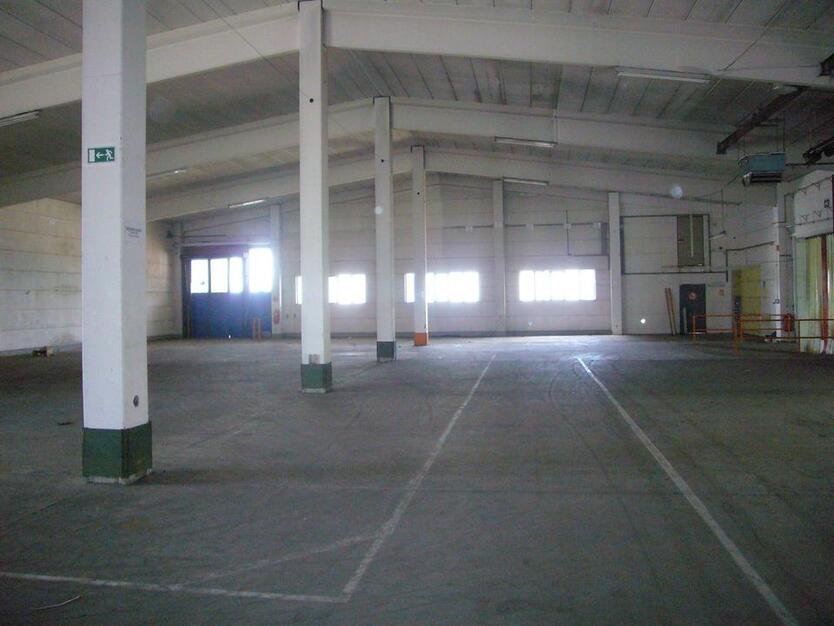 Halle mit 850 m² in einem Gewerbegebiet zwischen Denkendorf und Beilngries