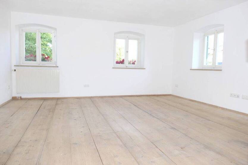 Geräumiges Bauernhaus mit Stall und Tenne; Anfragen bitte per email!