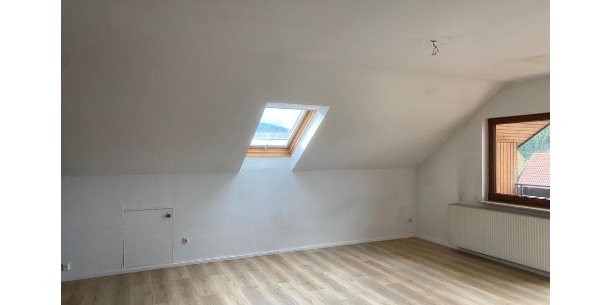 Dachgeschoßwohnung Baiersbronn - 3.5 Zimmer, 86 m&sup2;, 850&euro; | Angebot:23695156