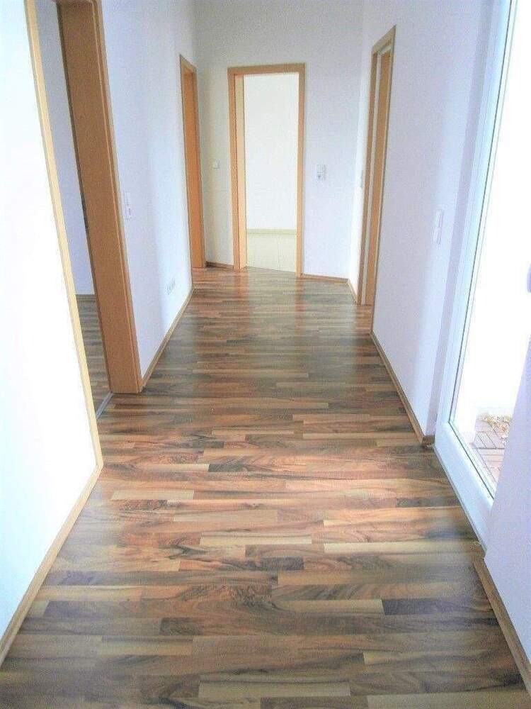 ***Hergeschaut*** Dachgeschoss mit schickem Tageslichtbad, Eckbadewanne und kleiner Dachterrasse