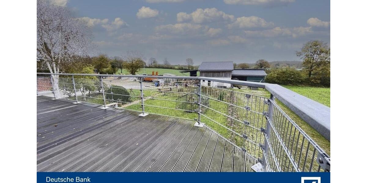 +++ Nur 800 m bis zur OSTSEE - Renovierte Obergeschosswohnung mit großer Dachterrasse +++ 4 zimmer