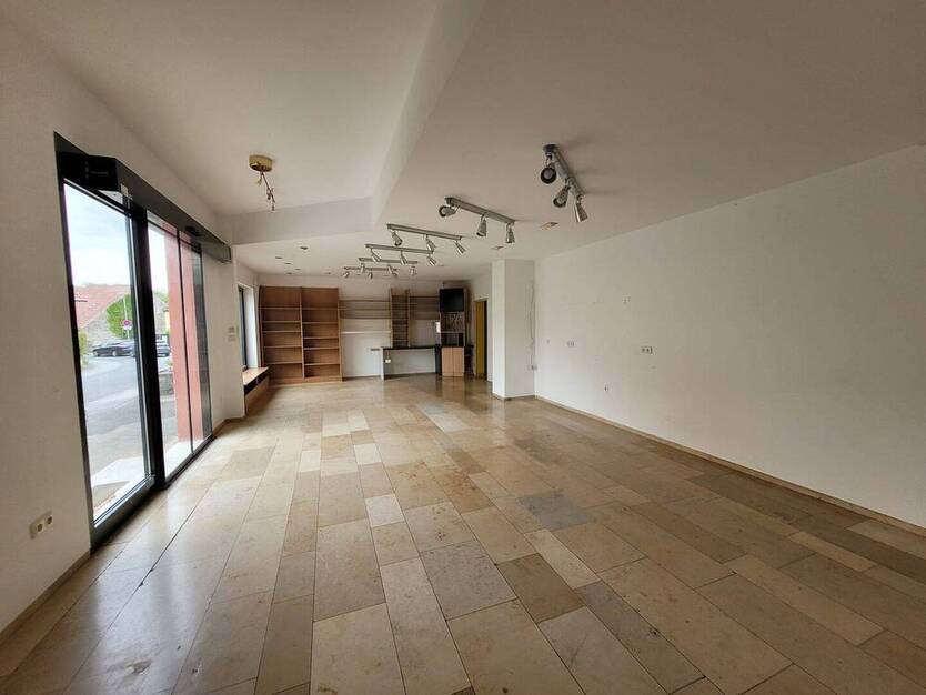 Ladenlokal mit Schaufenster, Büro und Lagerräumen