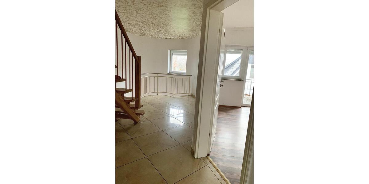 Wunderschöne helle Obergeschoss Wohnung zu vermieten! 5 zimmer