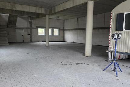Gewerbefläche-Lagerhalle mit elektr. Rolltor auf 2 Ebenen zu vermieten zimmer