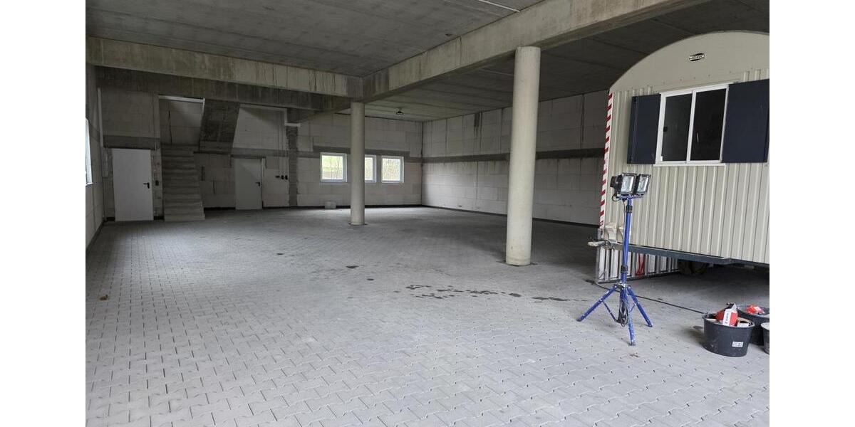 Gewerbefläche-Lagerhalle mit elektr. Rolltor auf 2 Ebenen zu vermieten zimmer