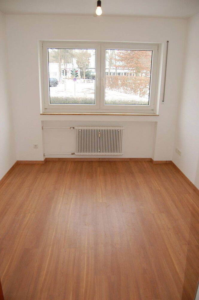 Sanierte große und helle 3 - Zimmer Wohnung in zentraler Lage!