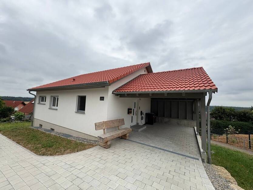Neuwertiges Einfamilienhaus mit Carport in angenehmer Wohnlage in TO Rot am See