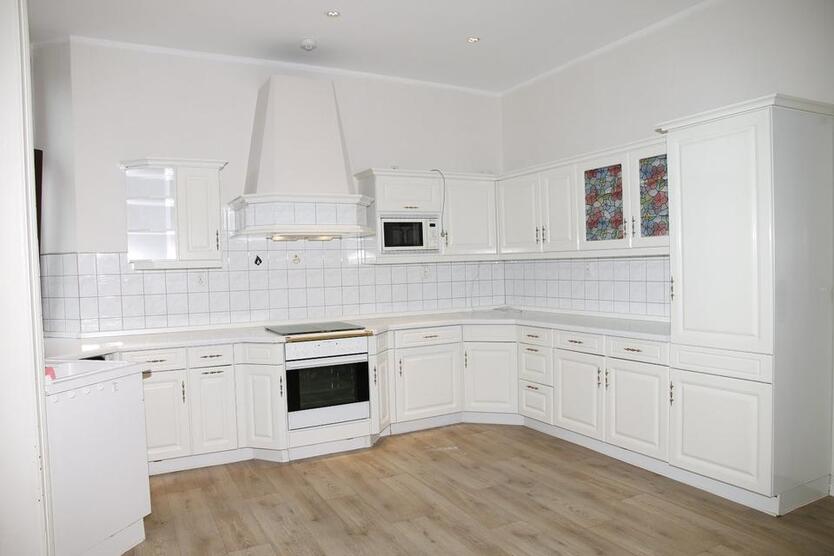 175-m²-6-Raum-Wohnung im 1.OG, wunderschöner Altbau mit Kachelofen K16