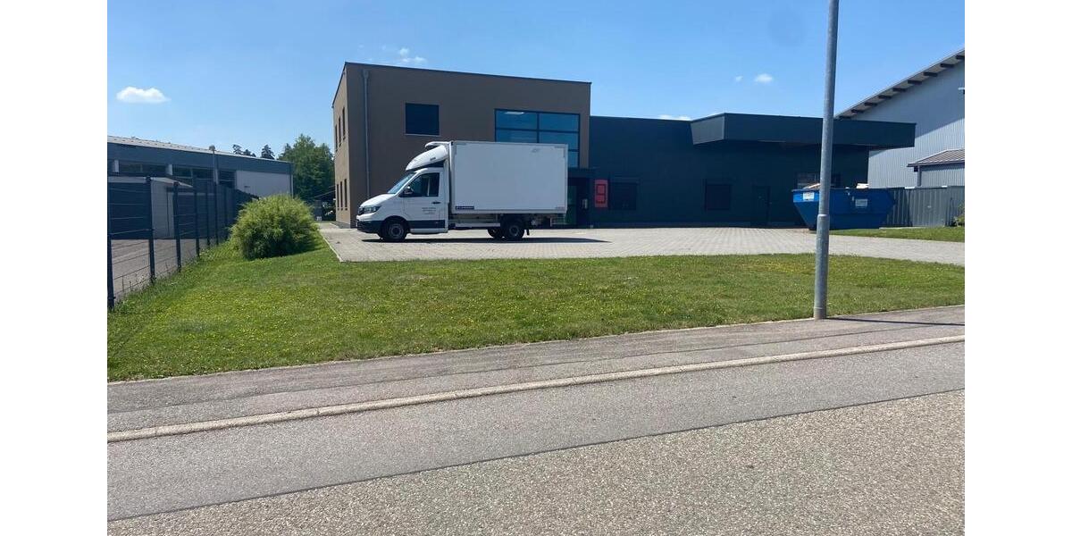 Industriehalle mit Büro, großer Freifläche, PV & Klima zimmer