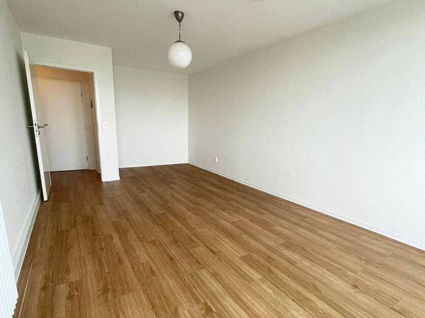 Herrliche Aussichten!! 1-Zimmer-Apartment + Balkon, modernes Duschbad, separierte Küche + Aufzug