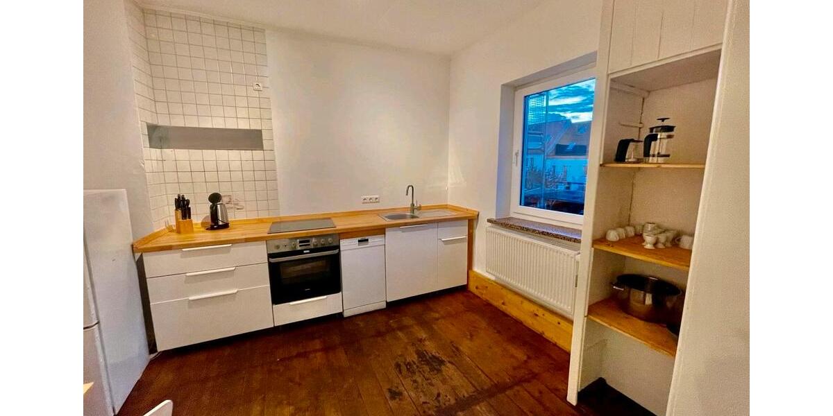 WG Zimmer in einer Altbauwohnung in guter Lage (5 Zi, je 24 qm) 5 zimmer