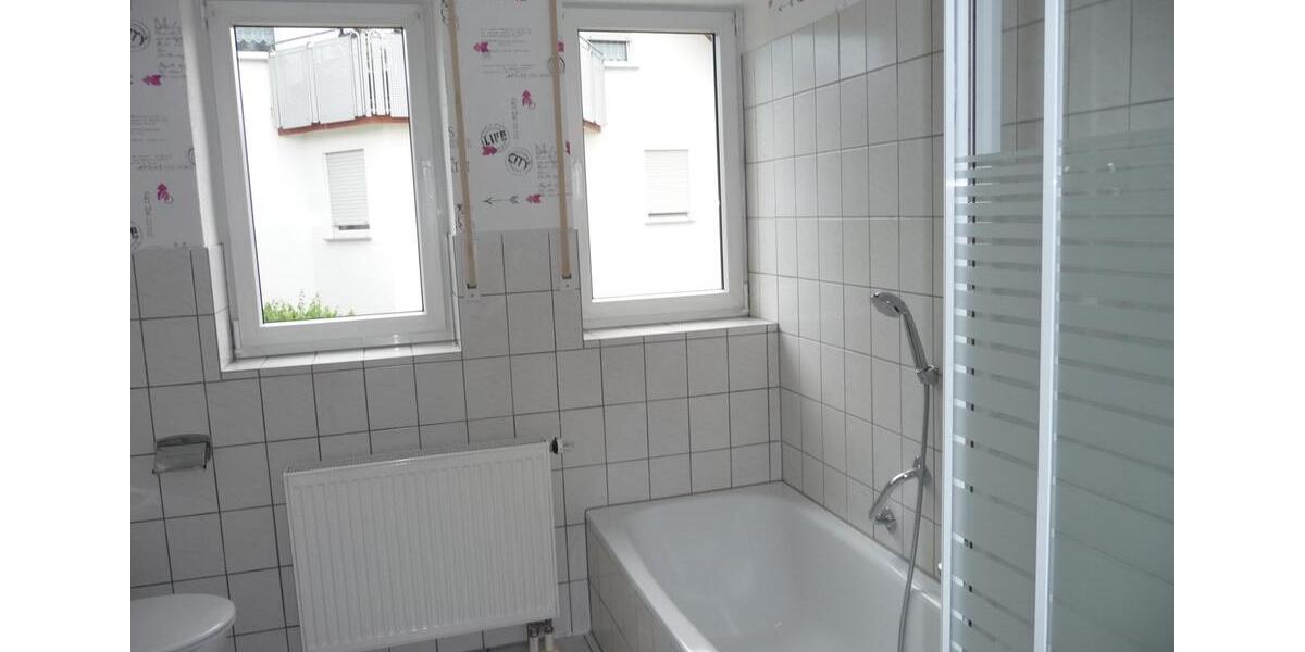 Gepflegte 3-Zimmer-DG-Wohnung, Tel.: 0171 8310089 3 zimmer