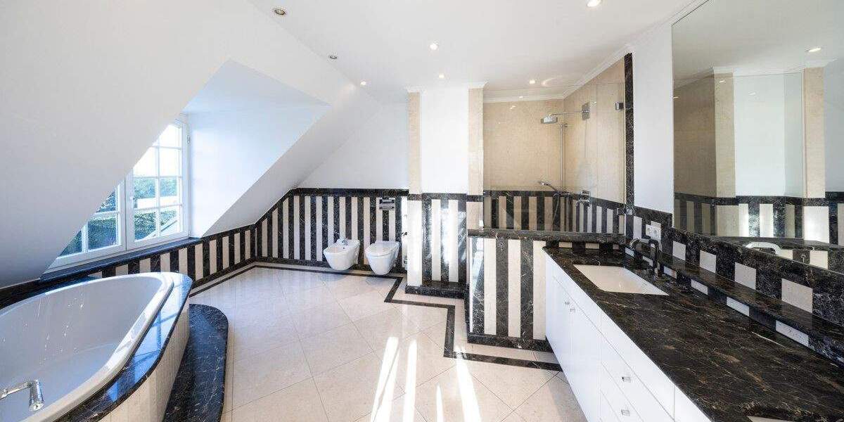 Exklusives Wohnen in Top-Lage von Alt-Meererbusch - Noble Villenhälfte mit hochwertiger Ausstattung 7 zimmer